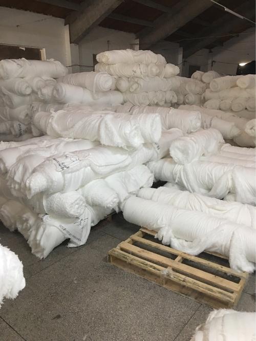品种 长毛绒 别名 经编胚布 成分及含量 100%涤纶 经纬编 经编 纱支